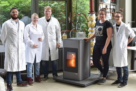 Theresa Hülsmann mit Bachelorstudierenden aus dem 6. Semester (Energie- und Umwelttechnik; v.l.: Aron, Lisa, Markus, Erwin)