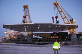 Seetransporte für riesige Bauteile führt SAL Heavy Lift durch.