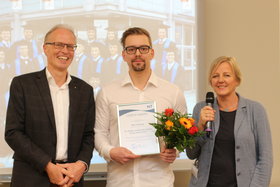 Winner Marcel Bengs with president of the NIT Prof. Otto von Estorff and Susanne Bannuscher-Hansen.