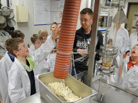 Schülerinnen und Schüler der Schule „In der Alten Forst“ besuchten das TUHH-Institut für Feststoffverfahrenstechnik und Partikeltechnologie.