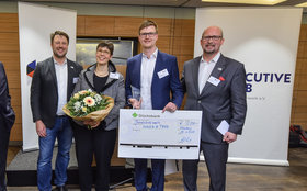Das Preisgeld nahmen Henning Haschke, Leiter der Koordinierungsstelle dual@TUHH und Angelika Wiechel, Leiterin der Grundschule Rönnkamp entgegen.