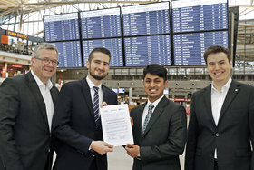 Handover of the scholarship certificate at Hamburg Airport. Photo: Hamburg Airport / Michael Penner