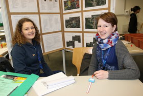 Hannah Ruge (links) und Hanna Sollböhmer (rechts): Die Schülerinnen vom Friedrich-Ebert-Gymnasium siegten mit ihrem Projekt Revierunterschiede zwischen Hauskatzen auf dem Land und in der Stadt.