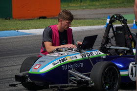 Daniel Auge vom Team e-gnition der TUHH prüft die Programmierung des autonomen Rennwagens.