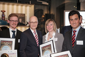 Die Preisträger Björn Carstensen, Irene Last und Leonidas Souflis mit dem Hamburger Bürgermeister Dr. Peter Tschentscher.