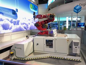 Live-Demo des mobilen Robotersystems zur Präzisionsbearbeitung in der digitalen Fabrik auf dem Siemens-Messestand