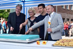 vl: Ed Brinksma, Jutta Janzen, Yusef Amiri und André Vogel schneiden die TUHH-Torte an.