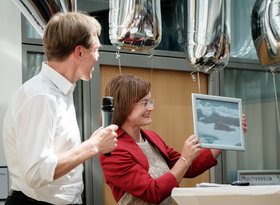 Dr. Ole Trinks und Verena Fritzsche stellen den Hauke-Trinks-Preis vor.