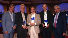 Die Verleihung der biocat Awards 2018 (v.l.n.r.): Prof. Ed Brinksma, Prof. Marco W. Fraaije, Prof. Manfred T. Reetz, Dr. Joe Adams, Conference Chair Prof. Garabed Antranikian.