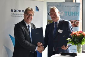 V.l.n.r.: TUHH-Präsident Ed Brinksma und NORDMETALL-Präsident Thomas Lambusch nach der Vertragsunterzeichnung.