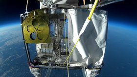 Der Versuchsaufbau "HAMBURG" während des Experiments in der Stratosphäre.