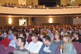 Bachelor-Erstsemester während der Semestereröffnungsfeier in der Friedrich-Ebert-Halle.