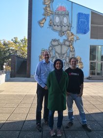 Dr. Ralf Grote, Labiba Ahmed und Konstantin Lafermann vor einem Teil des Kunstwerkes.