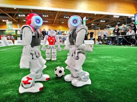 Die autonomen Roboter der HULKs in Aktion.