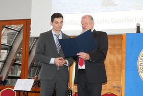 (V.l.n.r.) Dr.-Ing. Helge Fielitz und Vorsitzender der STG Dr.-Ing. Hermann J. Klein bei der Preisübergabe.