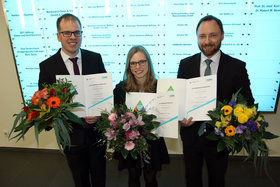 Die strahlenden Preisträger∗innen Christoph Nicolai, Nathalie Bauschmann und Philipp Halata.