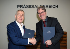 Prof. Rüdiger Siechau und TUHH-Präsident Ed Brinskma