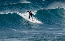 Abbildung 1: a) Ein Surfer auf der Wasserwelle (