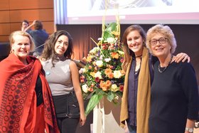 Bruna Ribeiro Mello Alves freut sich über den DAAD-Preis. v.l.n.r.: Vizepräsidentin Lehre Kerstin Kuchta, Moderatorin Raquel Gonzalez, Preisträgerin Bruna Ribeiro Mello Alves und Jutta Janzen vom International Office.