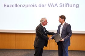 Der VAA-Vorsitzende Rainer Nachtrab (links) gratuliert dem Preisträger Dr. Torben Egger.