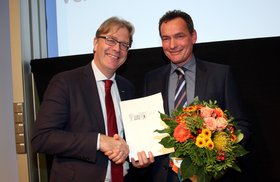 Oliver Lüdtke gemeinsam mit TUHH-Präsident Ed Brinksma.