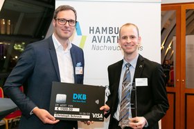 Feierliche Preisübergabe: Christoph Schrock gemeinsam mit Jan Stövesand von Lufthansa Technik.