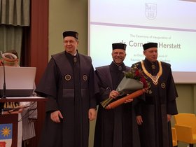 V.l.n.r.: Prof. Dr. Rytis Krusinskas (Präses Senatus KTU), Prof. Dr. Cornelius Herstatt (TUHH) und Prof. Dr. Eugenijus Valatka (Rektor KTU) bei der Verleihung.