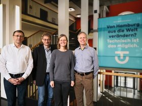 V.l.n.r.: Dr. Holger Schlarb des DESY, TUHH-Vizepräsident Forschung Professor Andreas Timm-Giel, TUHH-Professorin Sabine Le Borne, TUHH-Professor Görschwin Fey.