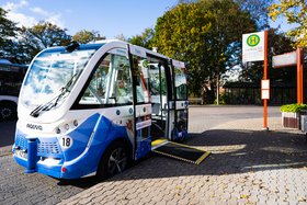 In Lauenburg an der Elbe fährt seit Sommer 2019 ein automatisierter Elektrobus ohne Fahrer mit bis zu 18 km/h in der Alt- und Oberstadt.