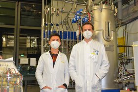 Die TU-Doktoranden Sebastian Hofmann und Jan Herzog bei ihrer Arbeit im Labor.