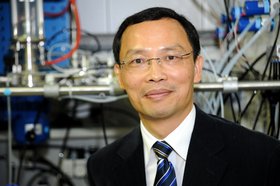 Prof. An-Ping Zeng in seinem Labor.