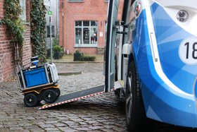 Der kleine Transportroboter Laura soll in Zukunft völlig selbständig die Behördenpost der Stadt Lauenburg ausliefern.