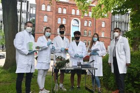 From left to right: Ruben Vatter, teacher of Immanuel-Kant-Gymnasium Hamburg, students Svea Bischoff, Mathias Ohm, Metehan Capa and Finja Dührkop and TU professor Dr. Andreas Liese. Credit: TU Hamburg/Geringer