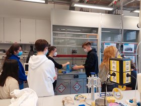Forschung zum Anfassen: Schülerinnen und Schüler beim experimentieren in einem Labor der Verfahrenstechnik der TU Hamburg