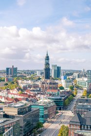 Metropolen wie Hamburg stehen in Sachen Klimaschutz gleich vor mehreren Herausforderungen. Photo by Chris Unger on Unsplash
