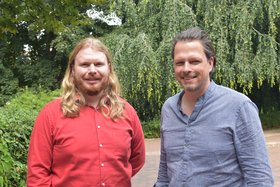 Professor Marcus Rutner (rechts) und Doktorand Jakob Brunow der Technischen Universität Hamburg forschen an einem Pflaster für die Infrastruktur.