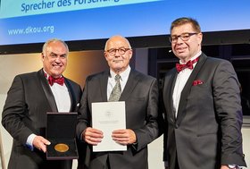 Von links nach rechts: Prof. Dr. med. Bernd Kladny (Generalsekretär der DGOOC), Prof. Michael Morlock der TU Hamburg, Prof. Dr. med. Dieter C. Wirtz (Präsident der DGOOC).