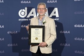 Professor Volker Gollnick der TU Hamburg erhält Auszeichnung für seinen wissenschaftlichen Beitrag für die Luft- und Raumfahrt.