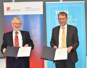Gemeinsame Vertragsunterzeichnung: Dekan der MIN-Fakultät der Universität Hamburg, Prof. Dr. Heinrich Graener (links), gemeinsam mit TU-Präsident Prof. Dr.-Ing. Andreas Timm-Giel.