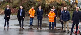 Dr. Ulf Neuling (TU Hamburg), Philip Reynolds (Geschäftsführer der ERC Technik GmbH), Falko Ender (Entsorgungsbetriebe Lübeck), Leif Reitis (technischer Geschäftsführer der Stadtwerke Lübeck GmbH), Manfred Rehberg (Entsorgungsbetriebe Lübeck), Dr. Thilo Panten (ERC Engineering Xperts GmbH), Dr. Niels Woltersdorf (ERC Technik GmbH), Senator Ludger Hinsen (Senator für Umwelt, Sicherheit und Ordnung der Hansestadt Lübeck), Dr. Jan-Dirk Verwey (Direktor der Entsorgungsbetriebe Lübeck).