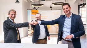 V.l.n.r.: TU-Präsident Andreas Timm-Giel, Tutech-Geschäftsführer Martin Mahn und Leiter des Innovation-Hub bei Continental in Hamburg, Christoph Seeger.