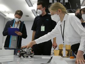 22 Teilnehmende haben ihre Roboter an der TU Hamburg gegeneinander antreten lassen.
