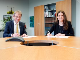 TU-Präsident Andreas Timm-Giel unterzeichnet mit Dr. Katharina Schaefer, Geschäftsführerin der Hamburg Media School, die gemeinsame Partnerschaft.