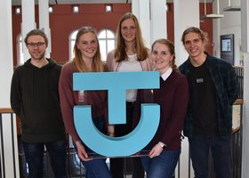 Joshua Höhne, Merle Wohlberg, Kim Meyer, Olga Schuhmacher, Benjamin Fritz (from left to right) are five of the total of 111 TU students who have received a Deutschlandstipendium. Photo: TU Hamburg &nbsp;&nbsp;