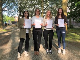 Die Studentinnen Fenja Stiller, Melina Salimi, Magdalena Willsch und Katja Glismann der TU Hamburg freuen sich über die Auszeichnung.