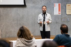 Absolvent Malte Krohn der TU Hamburg während seines Vortrags zu mehr Achtsamkeit und Nachhaltigkeit in der Gründerszene an der Stanford University.