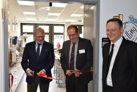 Senator Michael Westhagemann (BWI), Professor Stefan Heinrich (TU Hamburg) und Professor Stefan Palzer (Nestlé) eröffnen feierlich das von Nestlé unterstützte Creative Food Lab auf dem Campus der TU Hamburg.