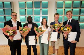 From left to right: Sebastian Paarmann, Fernand Kantati (Initiative S-Plus), Annika Holzschuh, Eric Wagemann (Tutorial Mechanics I), Dr. Niklas Kühl. Photo: TU Hamburg/Bittcher&nbsp;