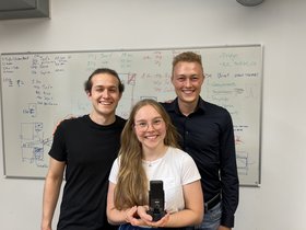 Always searching new topics: Podcast hosts Jan Famulla, Julia Föllmer and Lennard Korte (from left to right) as guests at the start-up Goodbytz, which is developing a cooking robot for commercial kitchens. Photo: Planting Seeds / Jan Famulla