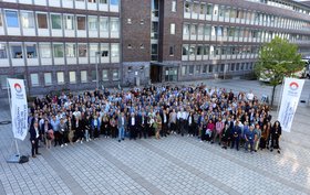 biocat2022 an der TU Hamburg: Biokatalyse ist eines der zentralen Forschungsfelder, um den Klimawandel aktiv zu bekämpfen. Mehr als 370 Teilnehmerinnen und Teilnehmer aus Wissenschaft und Industrie aus über 33 Nationen beim Gruppenfoto